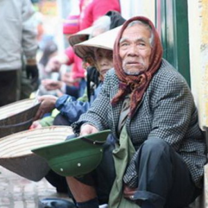 Hơn 80 tuổi bị 7 đứa con đẩy ra ăn Tết ngoài đường cùng cỗ quan tài