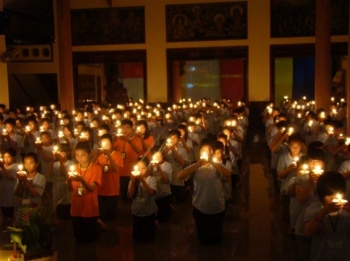 Đak Lak: Chùa Liên Trì đốt nến tri ân – thay lời muốn nói