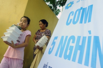 Thiếu gia đất mỏ bán cơm 5.000 đồng