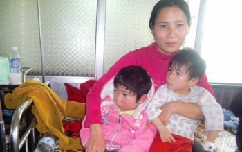 Hà Tĩnh: Rơi nước mắt trước 2 cháu bé bại não