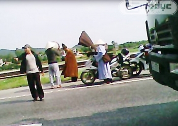 Hành tung “bí ẩn” của nhóm tháp tùng nhà sư “nhất bộ, nhất bái”