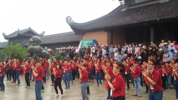 Thiện Nguyện viên Vesak tiếp lửa ngày hội
