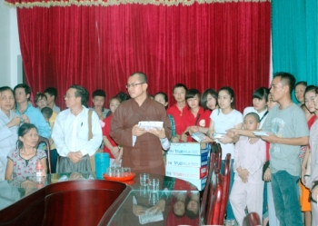 Đạo tràng Phật tử Nghệ An tặng quà tại bệnh viện nhi