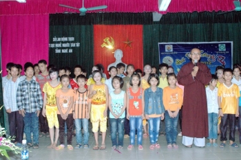 Nghệ An: Chùa Phúc Thành vui tết trung thu với trẻ em khuyết tật
