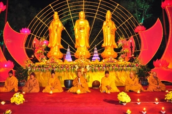 Rực rỡ hoa đăng lễ vía  Đức Phật A Di Đà tại chùa Kim Long