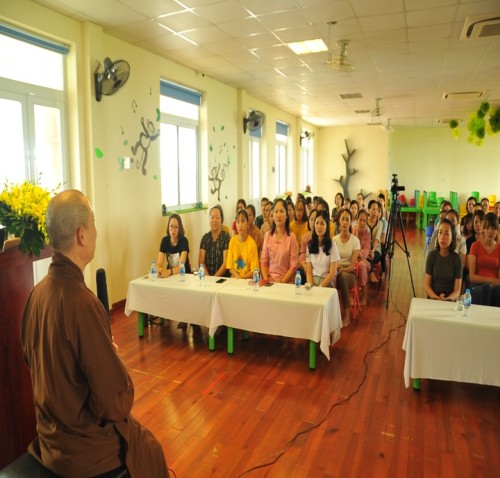 HT. Thích Bảo Nghiêm thuyết giảng tại Trường mầm non Phạm Tu