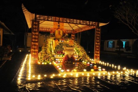 Cảm động đêm đốt nến tưởng niệm cố HT Thích Thông Quả