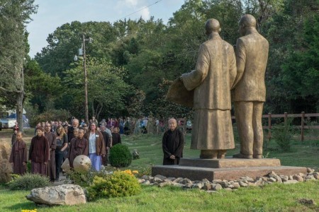 Thiền sư Thích Nhất Hạnh và tượng đài hòa bình tại Hoa Kỳ 