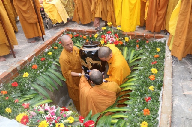 Lễ chung thất và cung thỉnh xá lợi cố HT. Thích Viên Minh nhập bảo tháp