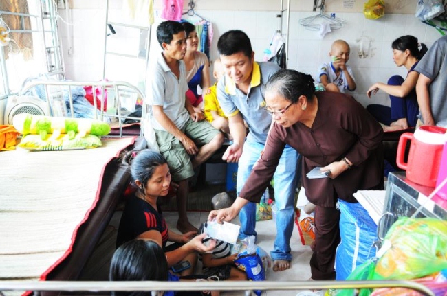 CLB Thiện nguyện Hương Từ Tâm với chương trình “Vòng Tay Yêu Thương”