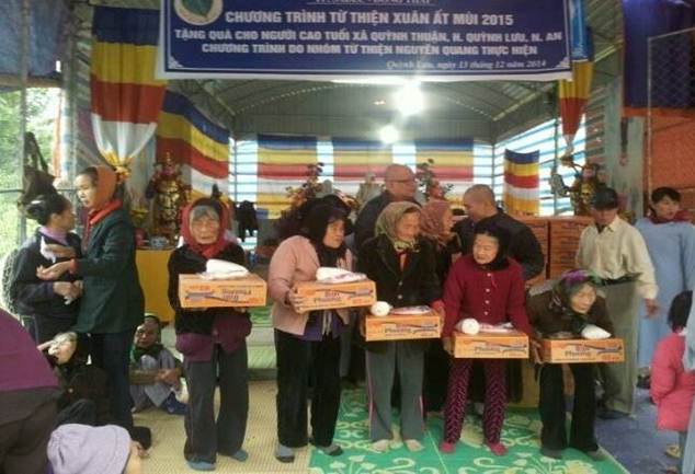 Trao 100 suất quà cho  người cao tuổi