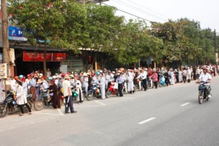 Hà Tĩnh: Hàng ngàn gười đón xem Đại đức Thích Tâm Mẫn nhất bộ nhất bái