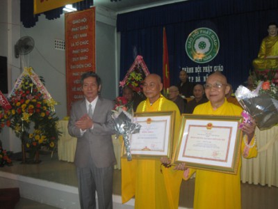 BTS Thành hội PG thành phố Đà Nẵng đón nhận Bằng khen của Thủ tướng Chính phủ