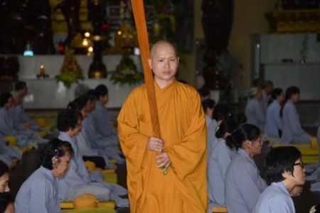 Khi tọa thiền người tuần hương cầm thiền bản để làm gì ?