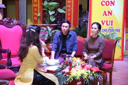 500 bạn trẻ học hạnh Từ bi, giao lưu cùng NSND Lan Hương tại khóa tu mùa hè