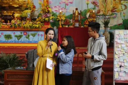  'Mẹ chồng' Lan Hương giao lưu tại lễ bế mạc khóa tu tuổi trẻ mừng năm mới 