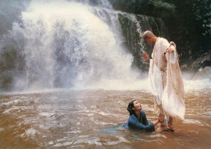 Khuấy động nước nghìn sông, chứ không được làm động lòng người tu Đạo