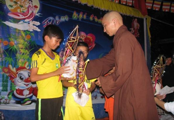 Nghệ An: Trung thu cho trẻ em mồ côi và khuyết tật