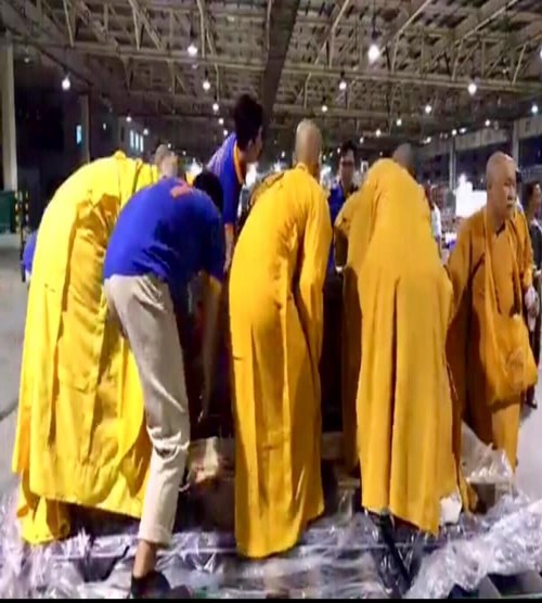 Cung nghinh kim quan Hòa thượng Thích Toàn Đức tại sân bay Tân Sơn Nhất