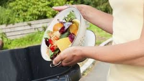 Lãng phí thức ăn nước uống là tạo nghiệp lớn