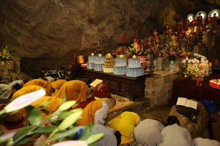 HT Thích Bảo Nghiêm 43 năm lễ ngũ bách danh tại động Hương Tích