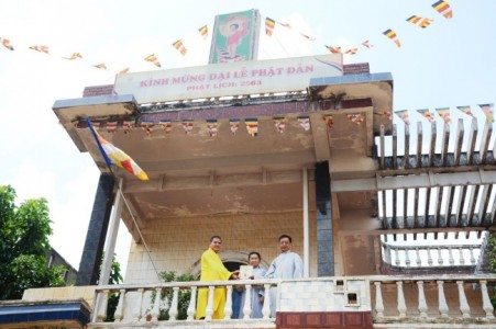 Chùm ảnh trang trí cờ hoa lễ đài Phật đản của các gia đình Phật tử miền núi