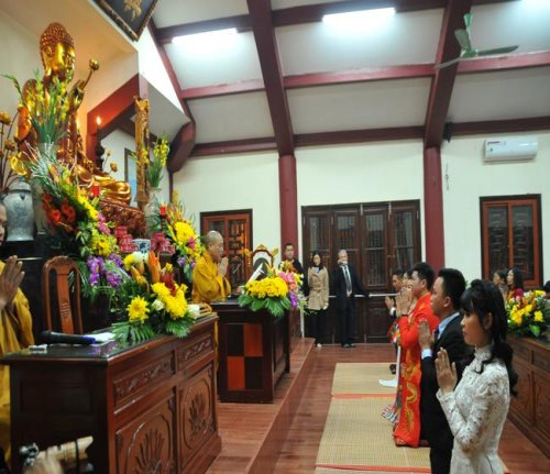 Ba đôi bạn trẻ làm lễ hằng thuận tại chùa Bằng