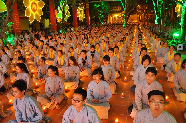 Chùa Bằng: Rực rỡ đêm  hoa đăng kính mừng ngày Đức Phật Thích Ca Mâu Ni thành đạo 