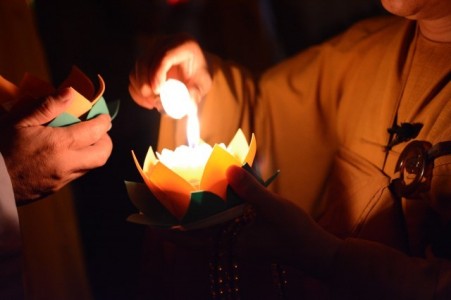  Chùa Giác Ngộ lung linh hoa đăng đêm lễ vía Phật thành đạo 