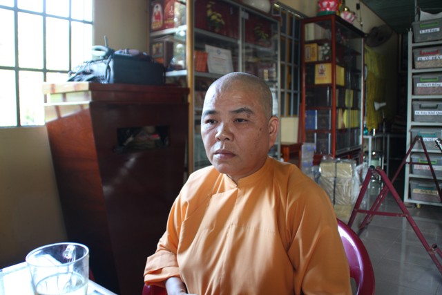 Cả gan lừa cả... nhà chùa