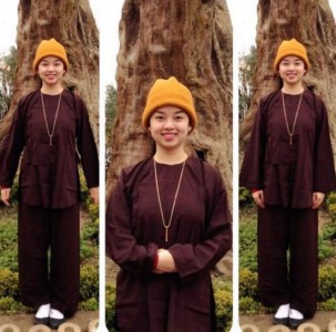 Ly 'Kute' đăng tải loạt ảnh lên chùa và làm từ thiện