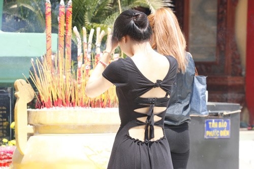 Đã tới lúc loại bỏ quần ngắn, áo hở hang khi đi lễ chùa