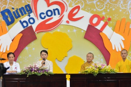 Bạn trẻ rơi nước mắt trong buổi tọa đàm 