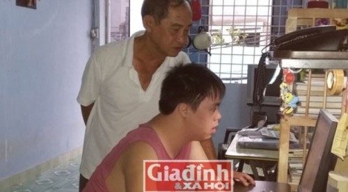 Người cha giúp đứa con bị bệnh Down thành sinh viên giỏi toàn năng