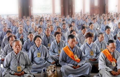 Nguời Phật tử đang thọ bát quan trai có được lạy bàn vong không?