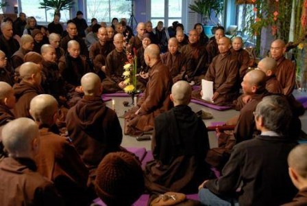 Tỉnh dậy đi thôi, các bạn xuất gia trẻ!