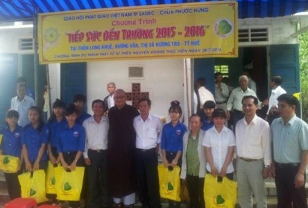 Tặng 150 suất quà cho học sinh nghèo bước vào năm học mới