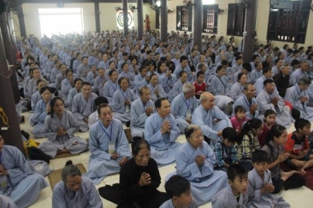 Hơn 1000 Phật tử đội mưa về chùa Hòa Phúc tu học một ngày