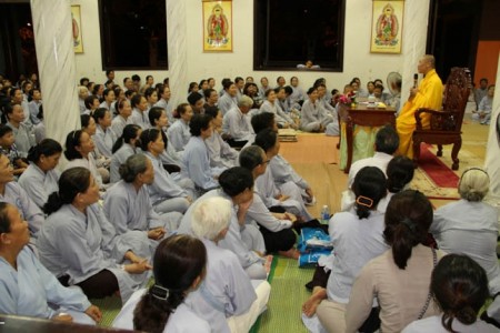 Đại đức Thích Thiện Thuận thuyết giảng tại chùa Bà Đa