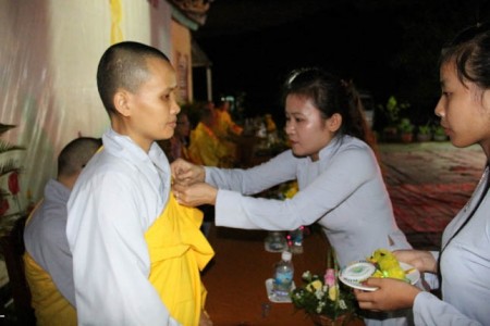 Lễ cài hoa hồng và dâng y tại chùa Pháp Hoa Sơn