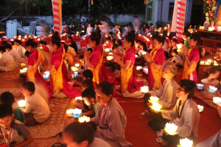 Hà Tĩnh: Chùa Đá tổ chức lễ bông hồng cài áo thắp nến tri ân 