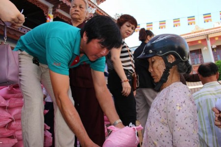 Cựu cầu thủ 3 lần nhận Quả Bóng Vàng Việt Nam tham gia tặng quà từ thiện 