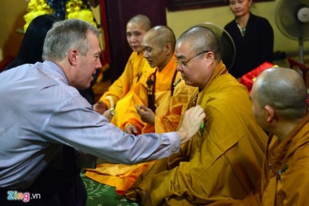 Đại sứ Mỹ đội mưa đến chùa Quán Sứ làm lễ vu lan báo hiếu cha mẹ