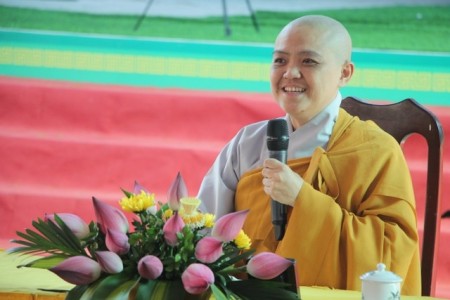 Sư cô Hương Nhũ thuyết giảng tại Khóa tu sen hồng