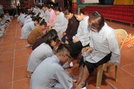 Mùa hè giới trẻ về chùa học Phật