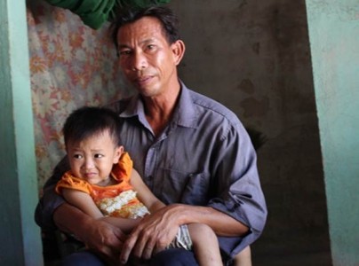 Hà Tĩnh: Khốn quẫn, người cha bán thận nuôi con thơ