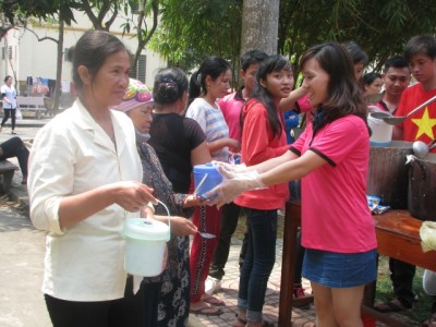 Phát 250 'bát cháo tình thương' tại Bệnh viện Đa khoa huyện Quỳnh Lưu