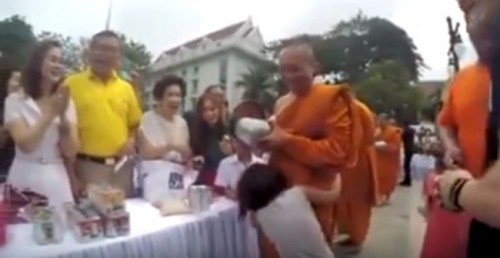 Clip xúc động: Bé gái gặp lại người cha đã là tu sĩ