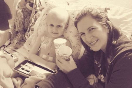 Không muốn xa mẹ, cậu bé bị ung thư nằm dưới thảm chùi chân chờ mẹ tắm, chỉ ít phút sau đó, em đã mãi mãi ra đi