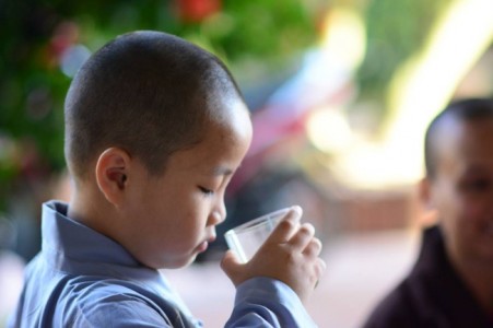 Cậu bé Thiên Phúc thích sống ở chùa